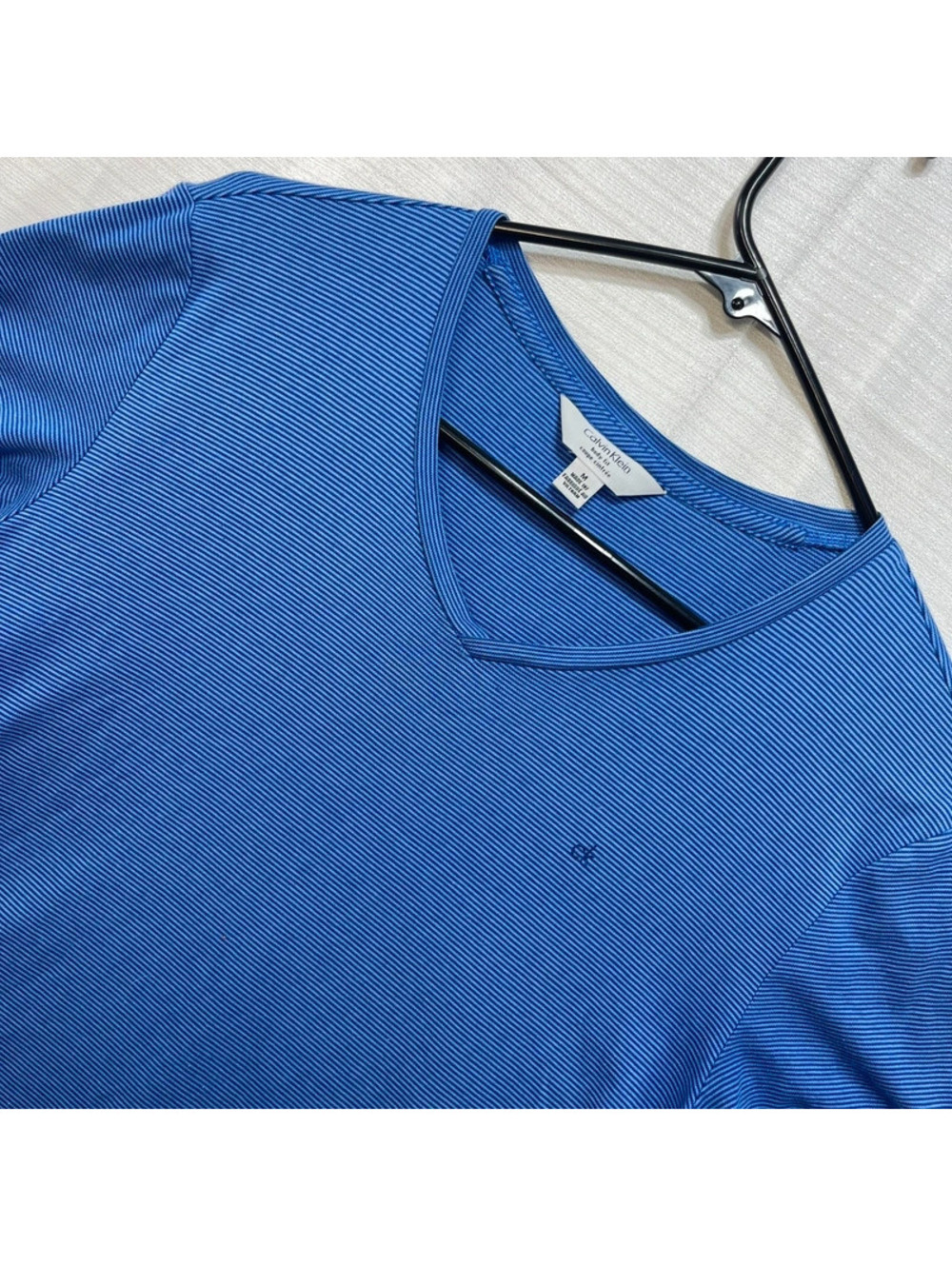 Calvin Klein Men's Blue Striped Body Fit V-Neck T-Shirt Medium